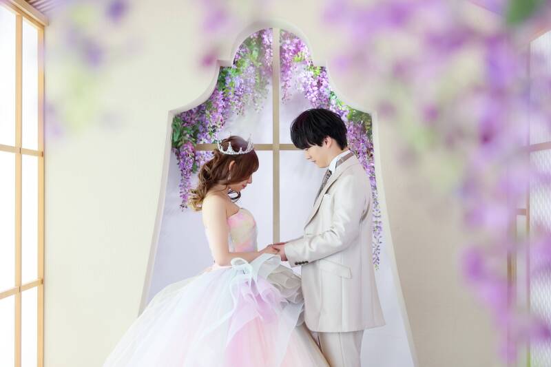 花々に包まれて見つめ合う、至福の瞬間