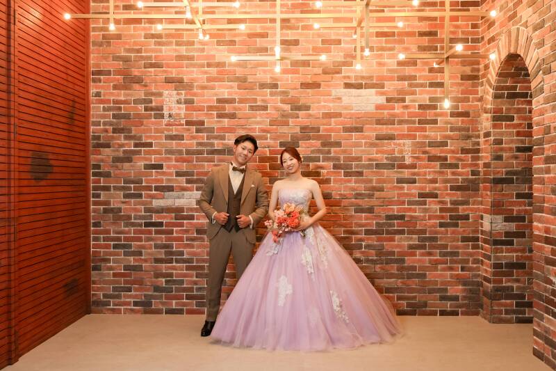 温かみのあるレンガを背に