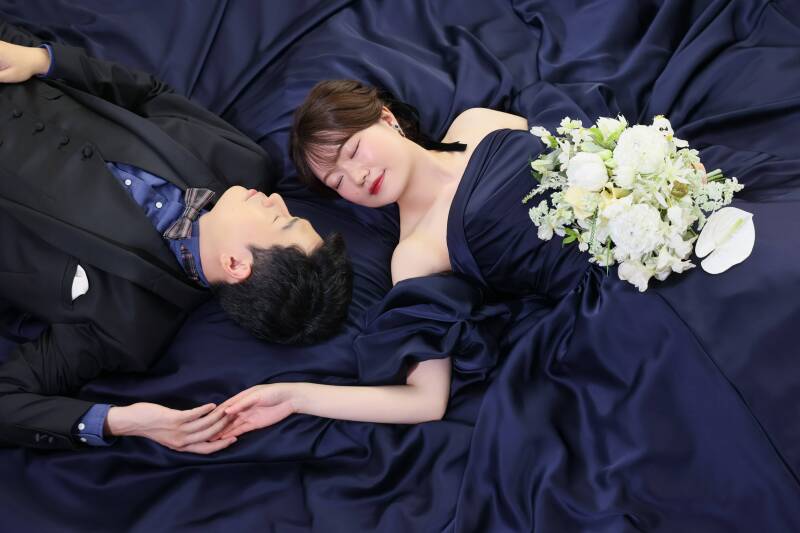 ドレスの海にたゆたう幻想的な寝ころび