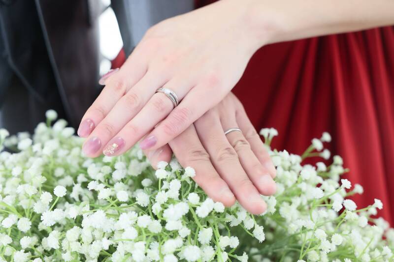 誓いの証を、可憐なかすみ草と共に