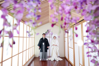 藤が咲く鮮やかな空間で愛を誓う