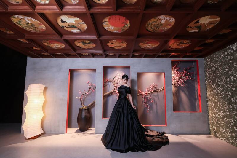 視線を外し、大人の余裕と気品を込めて