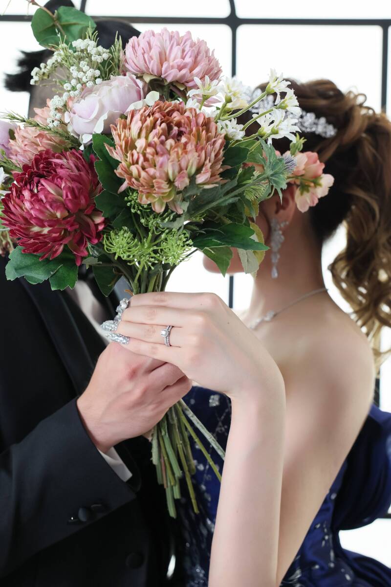 ブーケ越しに覗く、輝くリングのお手元ショット