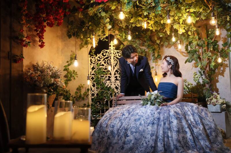 灯りに照らされるロマンチックな夜