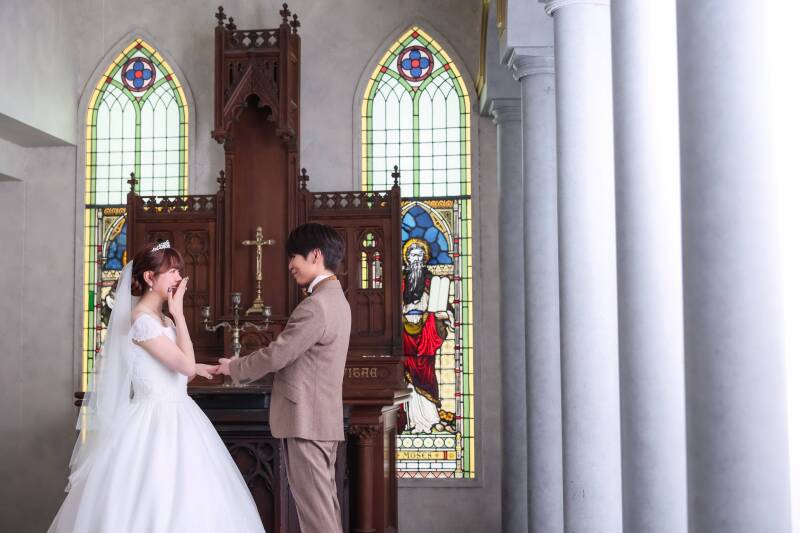 ステンドグラスが輝く、荘厳な礼拝堂シーン