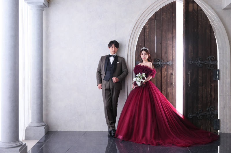 バーガンディーの優雅なドレスを纏って