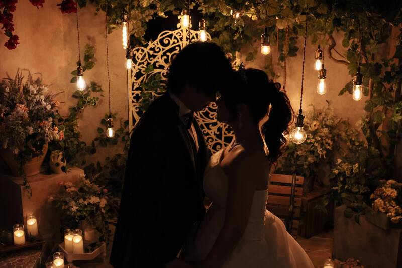 光の中で誓うおふたりの絆