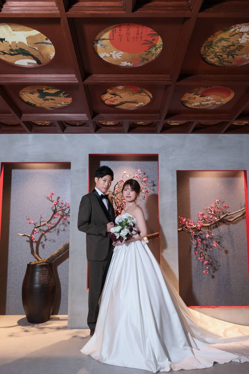 華やかな背景に負けない、お二人の輝く存在感