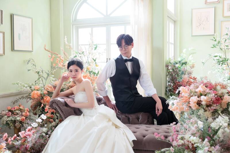 色彩豊かな花々に囲まれて