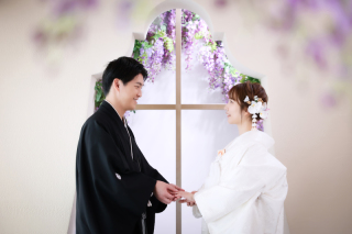 藤の下で手を取り合って