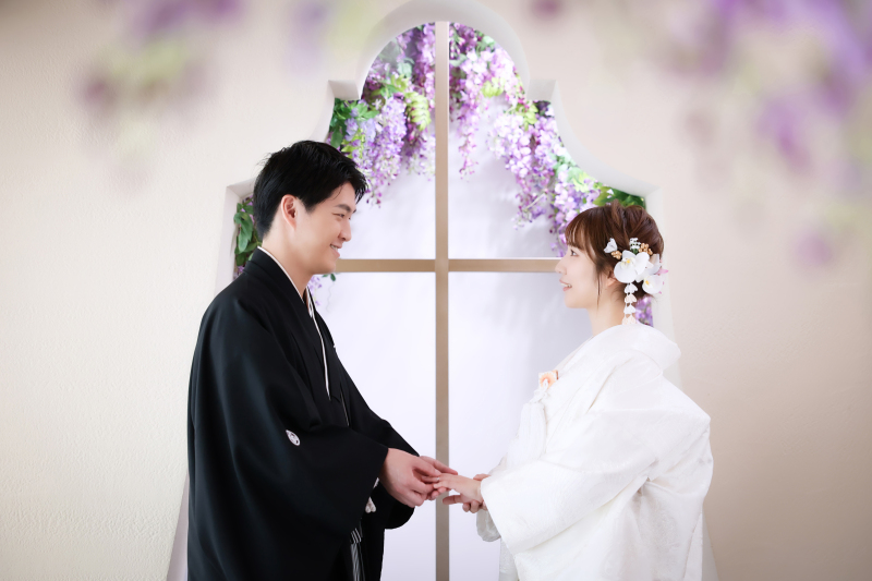 藤の下で手を取り合って