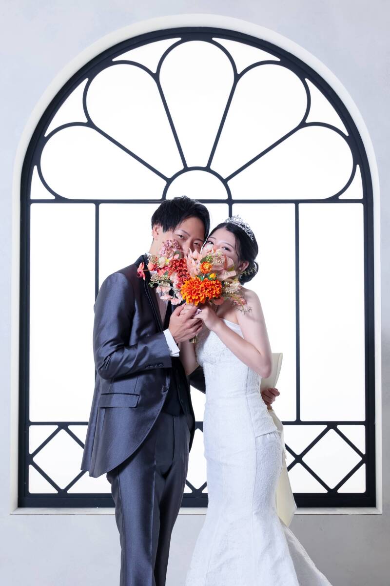 ブーケ越しにこぼれるお二人の笑顔 