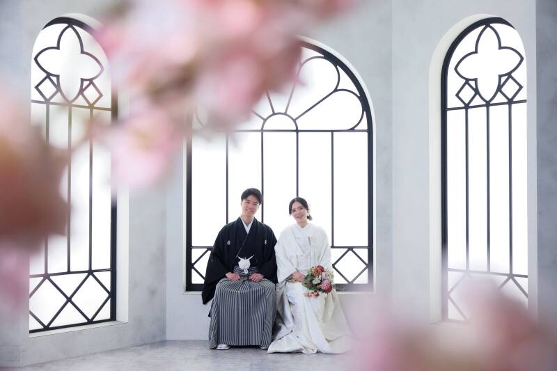 柔らかな光が包み込む、幻想的な窓辺のポートレート