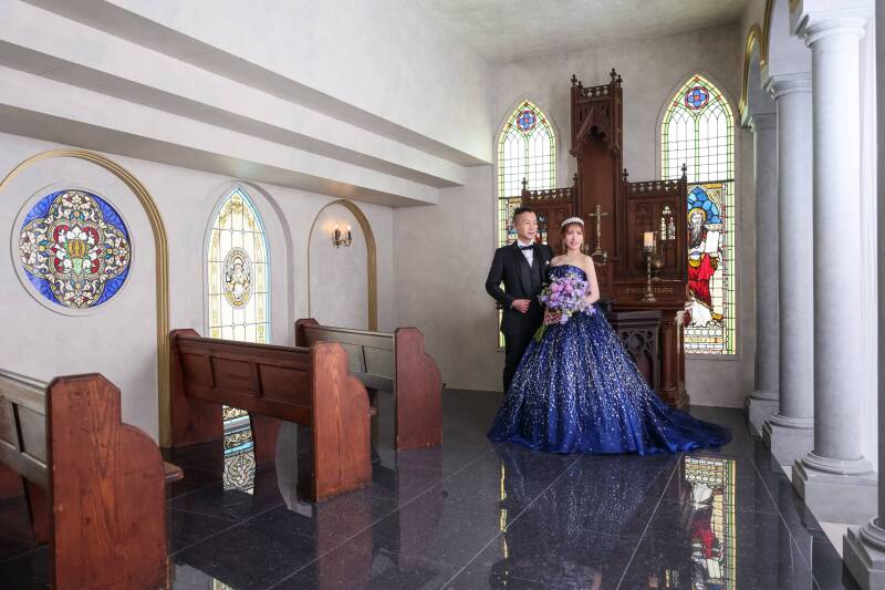 本格的な大聖堂の空気感を、贅沢なワイドショットで