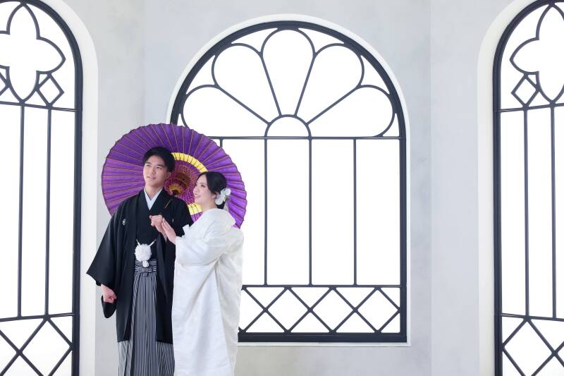 鮮やかな紫の番傘が、白無垢の白さをより美しく