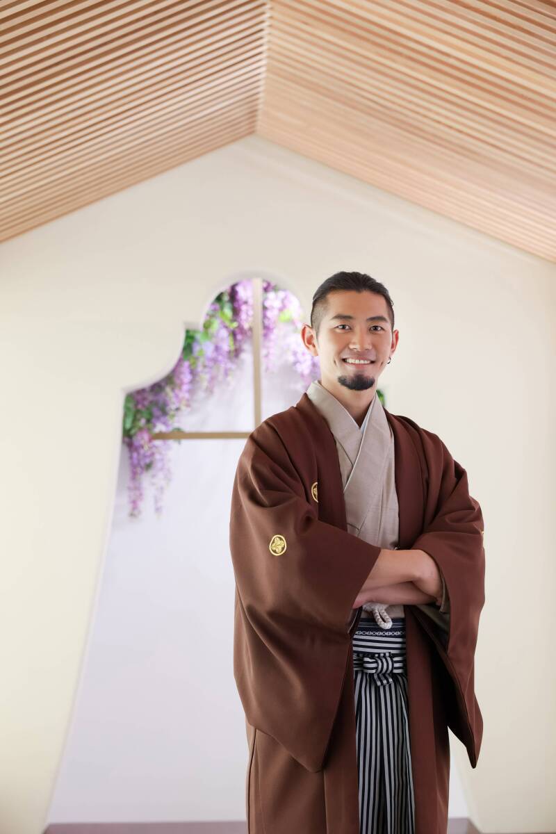 紋付袴を纏い、力強くも穏やかな佇まい