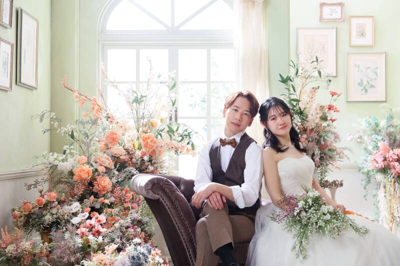 柔らかな光と花々に包まれて