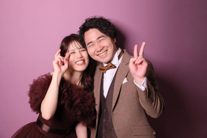 仲良く目を合わせるおふたりの笑顔が