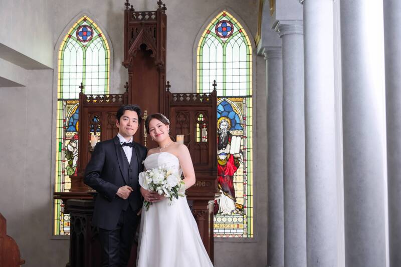 ステンドグラスを背景に