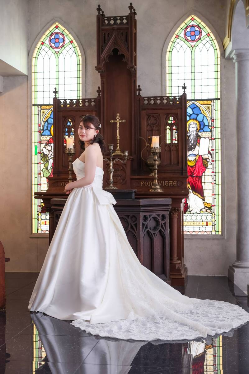 ステンドグラスに映えるロングトレーン