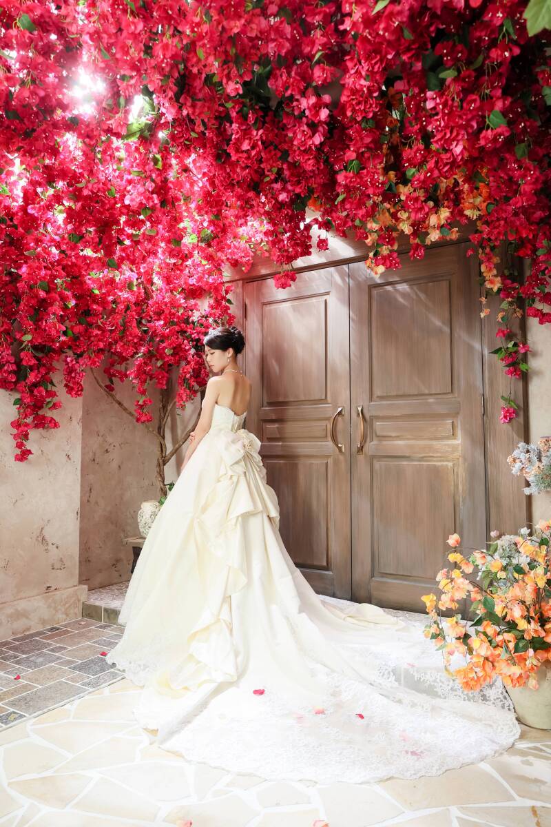 優美なロングトレーンを主役に