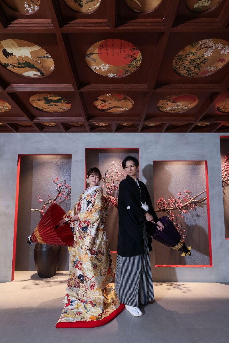 天井画と光が引き立てる和装の質感