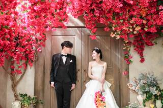 【光と花に包まれて】色彩豊かなスタジオで、おふたりらしさが輝くウェディングフォト