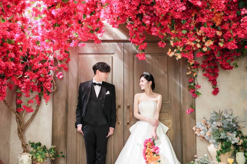 【光と花に包まれて】色彩豊かなスタジオで、おふたりらしさが輝くウェディングフォト