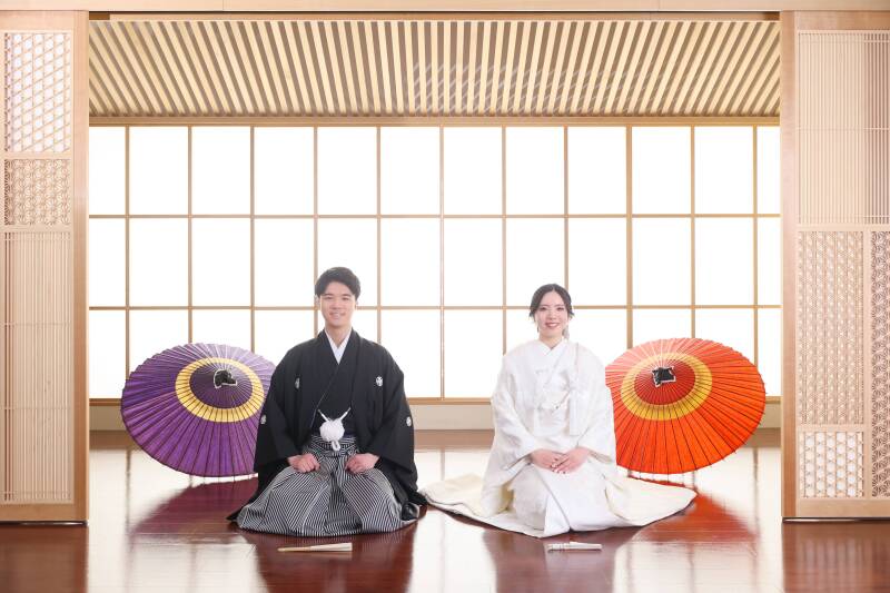 彩り豊かな番傘を並べた、華やかなフォーマル