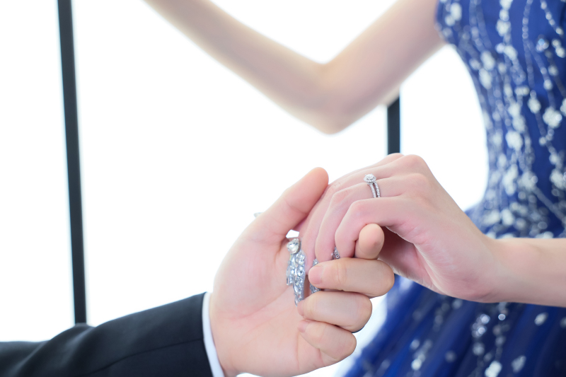 指先にきらめくリング