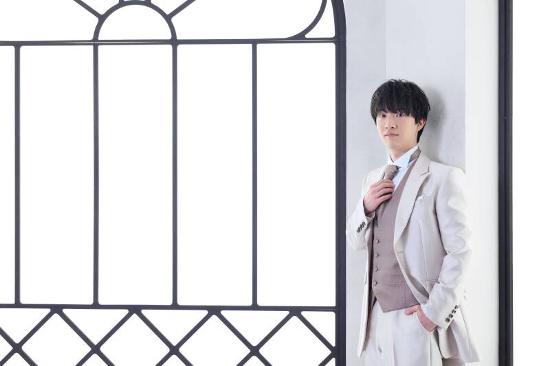 凛とした立ち姿に、優しさを滲ませて