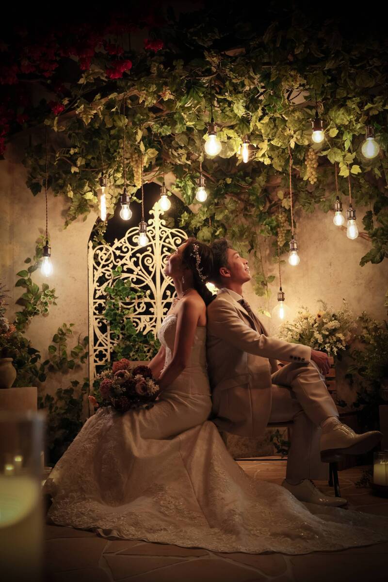 背中合わせで感じる、おふたりの深い信頼関係