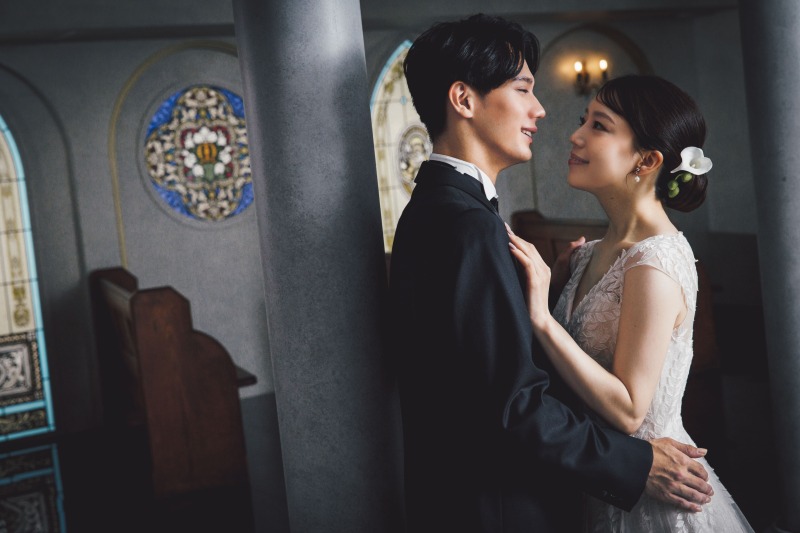 見つめあって笑顔で