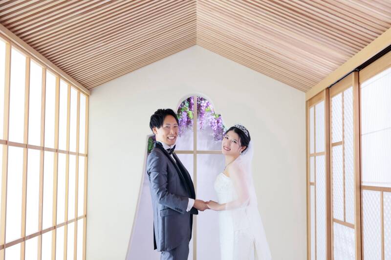 和モダンな空間で寄り添うお二人