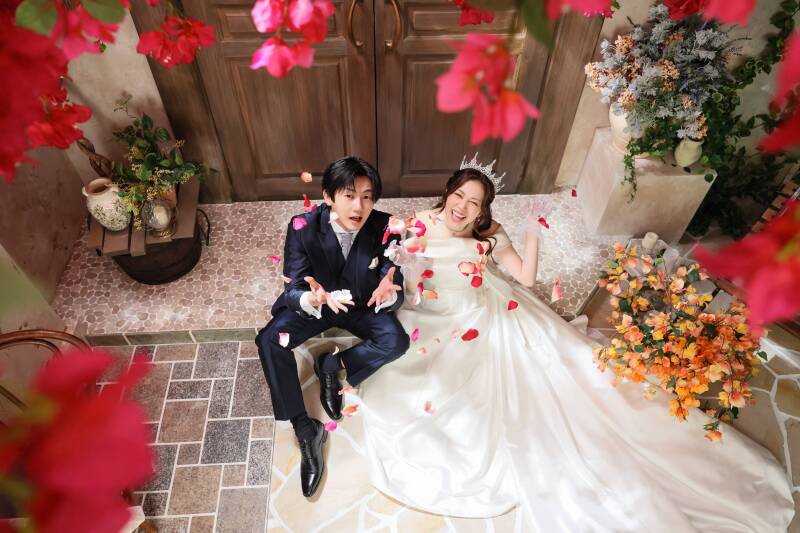 上空から降り注ぐ、祝福のフラワーシャワー