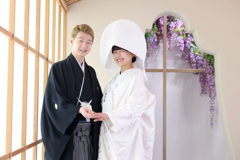 綿帽子を添えたしとやかな姿