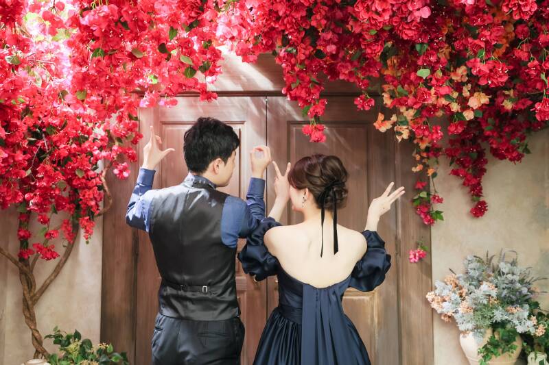 背中合わせで楽しむ遊び心あるカット