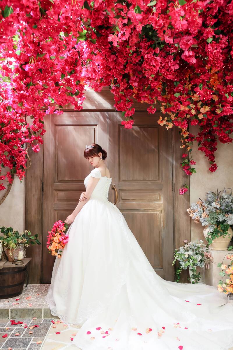 ブーゲンビリアの赤に包まれた、幻想的なソロ