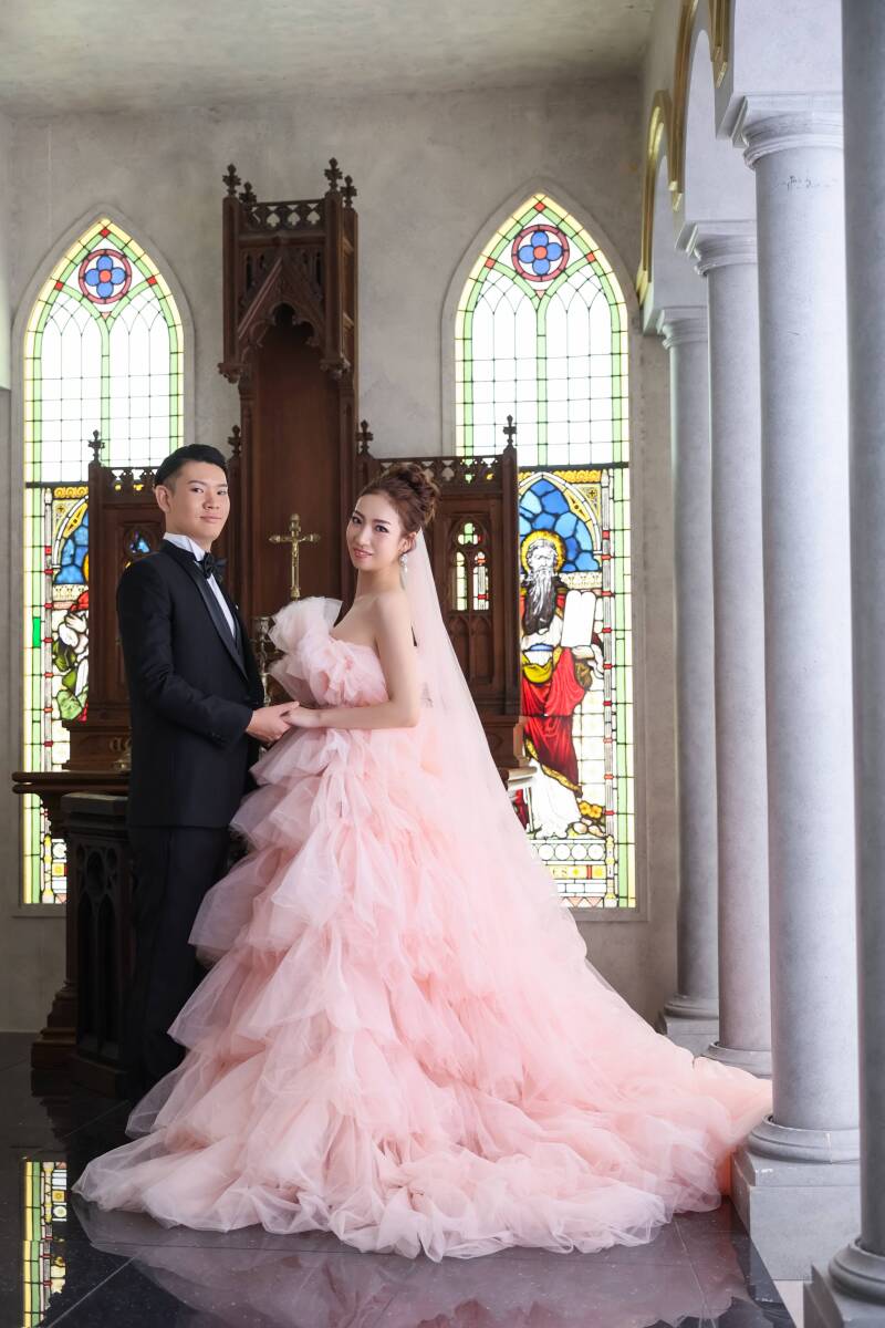 ステンドグラスが輝く、荘厳な空間