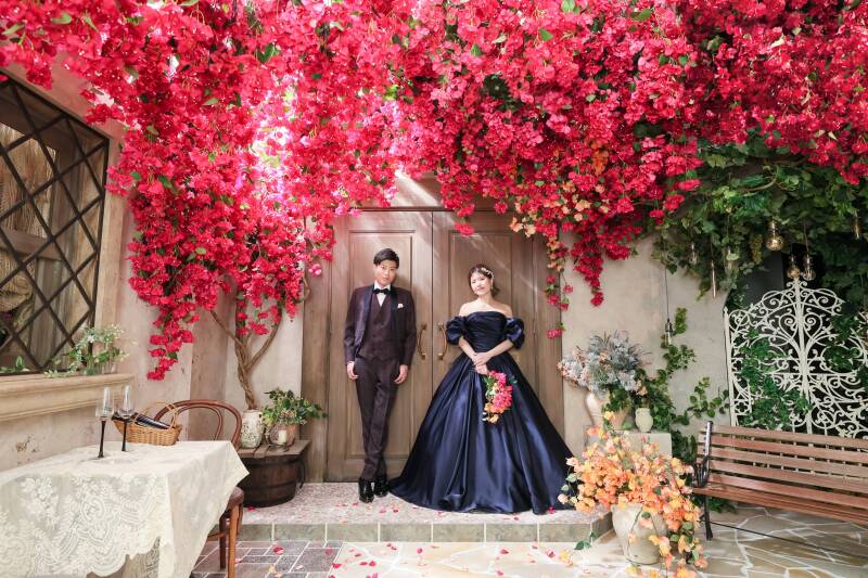 鮮やかな色彩に包まれて。ドラマチックな扉前カット