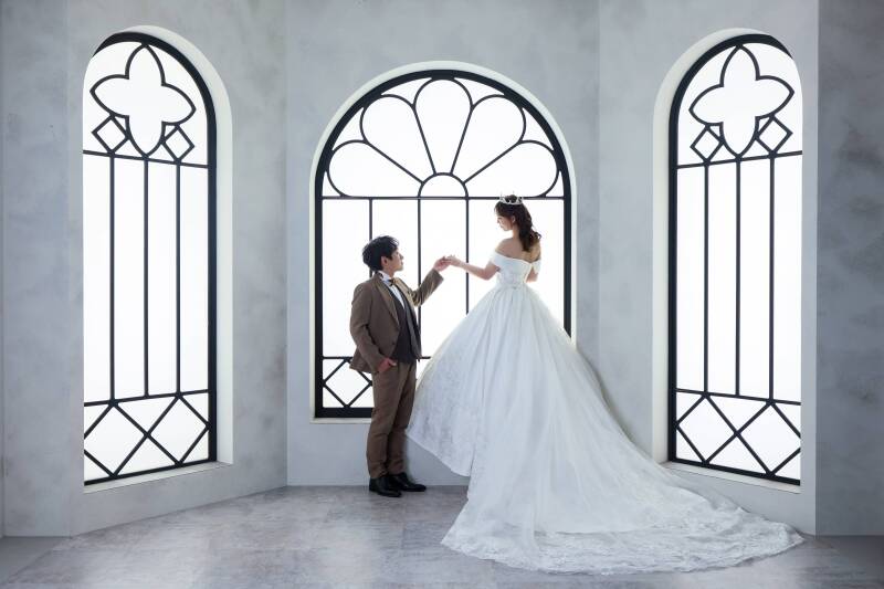 窓辺に差し込む柔らかな光が描くシルエット