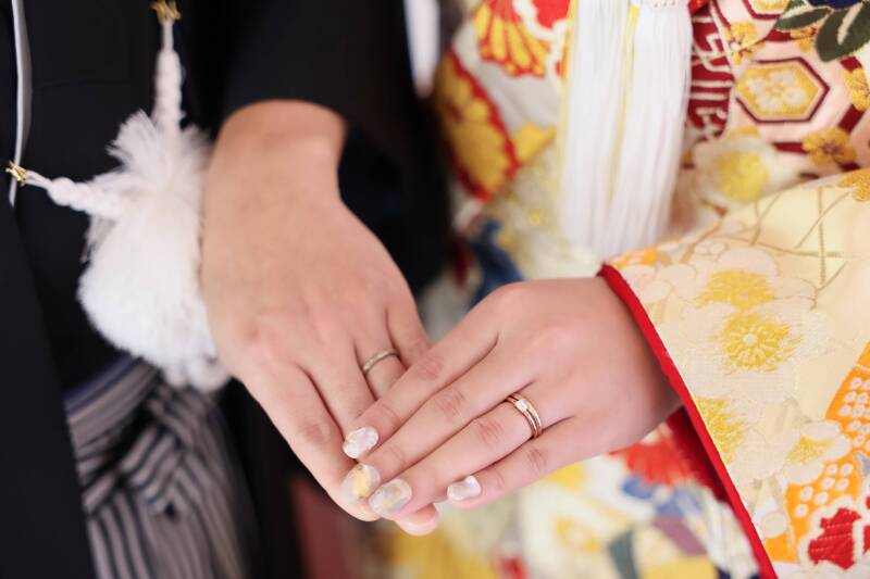 指輪を重ねた手元のパーツショット