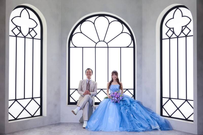 洗練された空間に映える、鮮やかなカラードレス