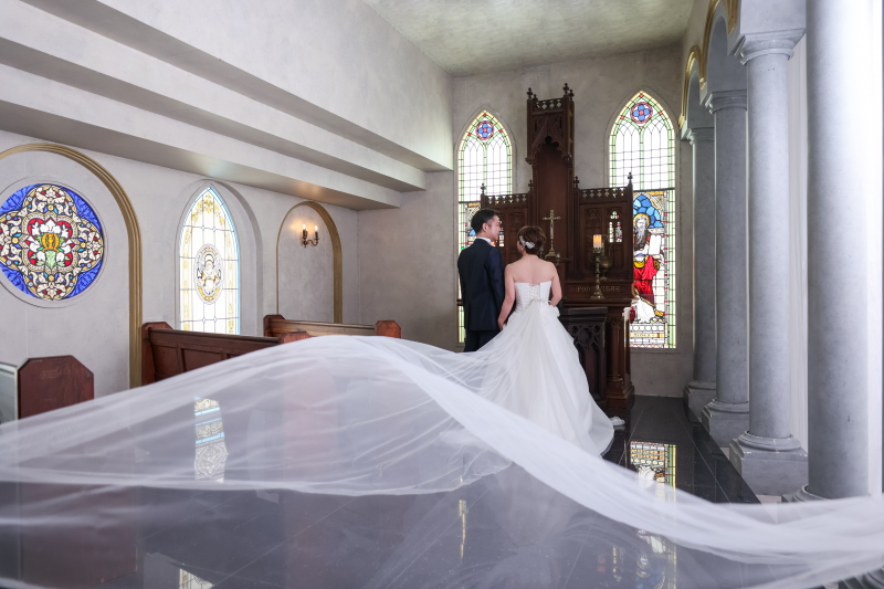 愛を誓い合うおふたりの瞬間を