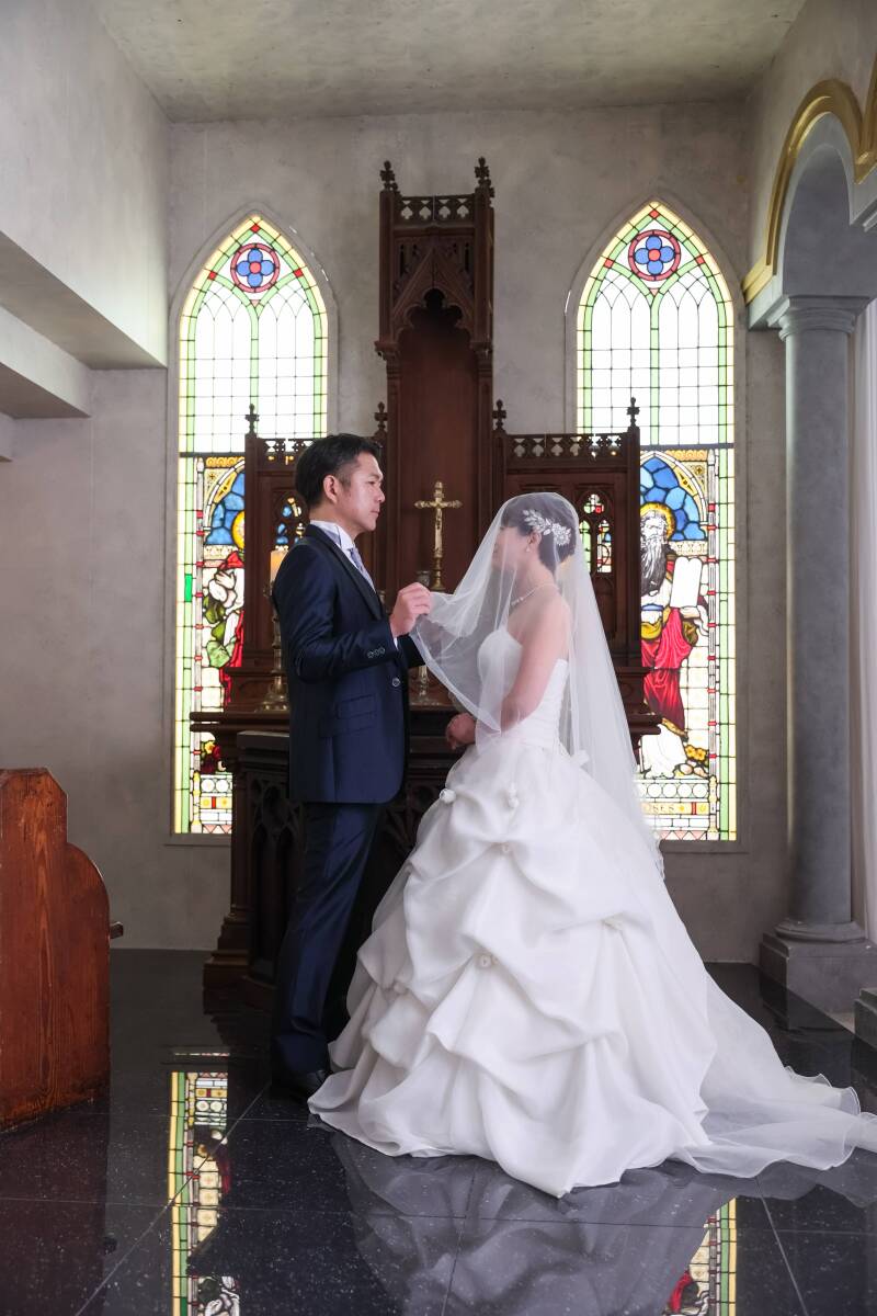 ベール越しに交わされる視線