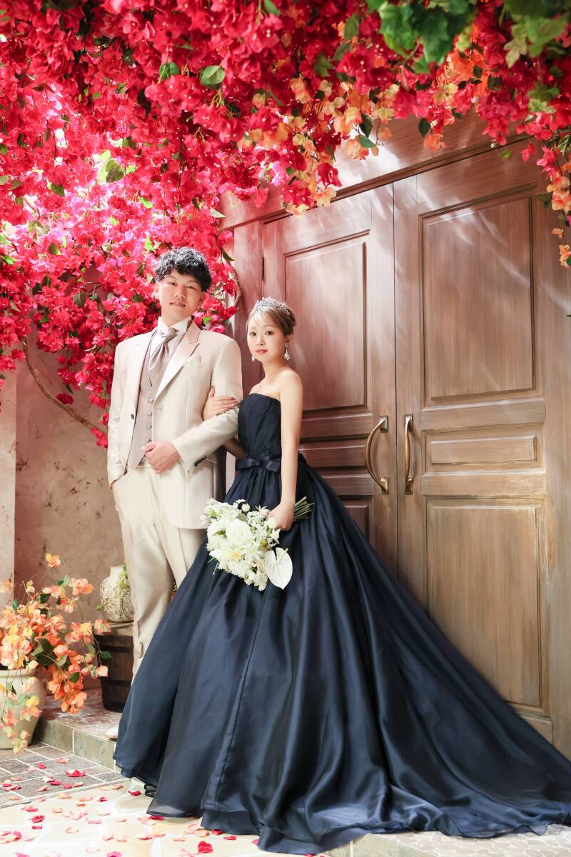 扉の前で誓う、新しい一歩のイメージ