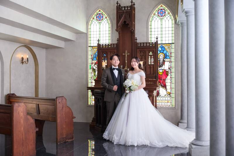 ステンドグラスの光が導く祝福のひととき