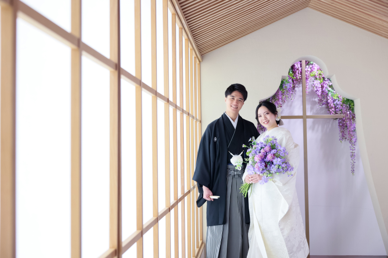 藤の花が見守る中で