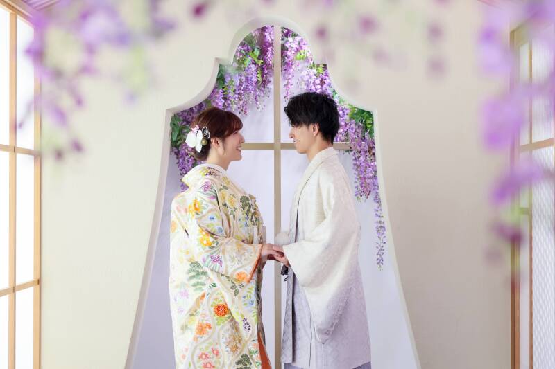 藤の花と光に囲まれて