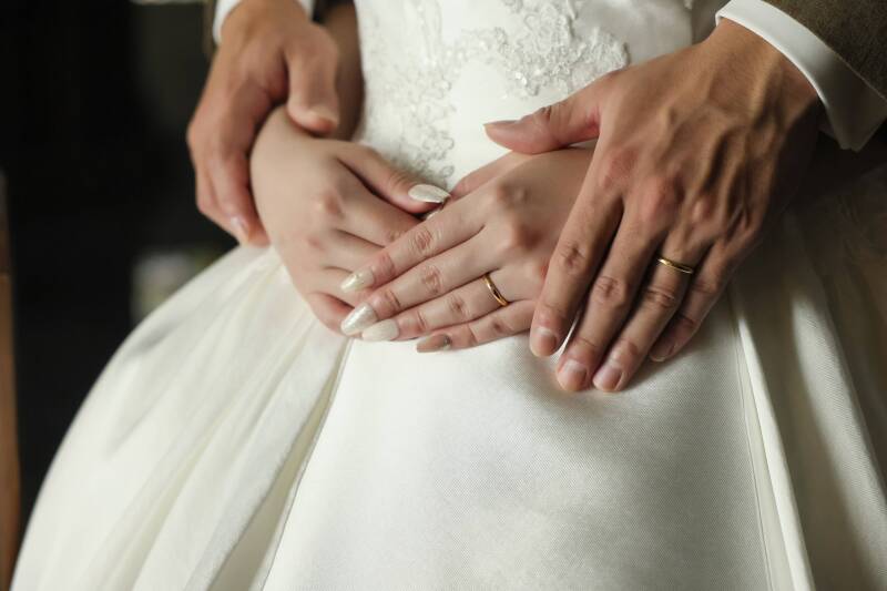 重なる手に輝く、永遠の愛の証